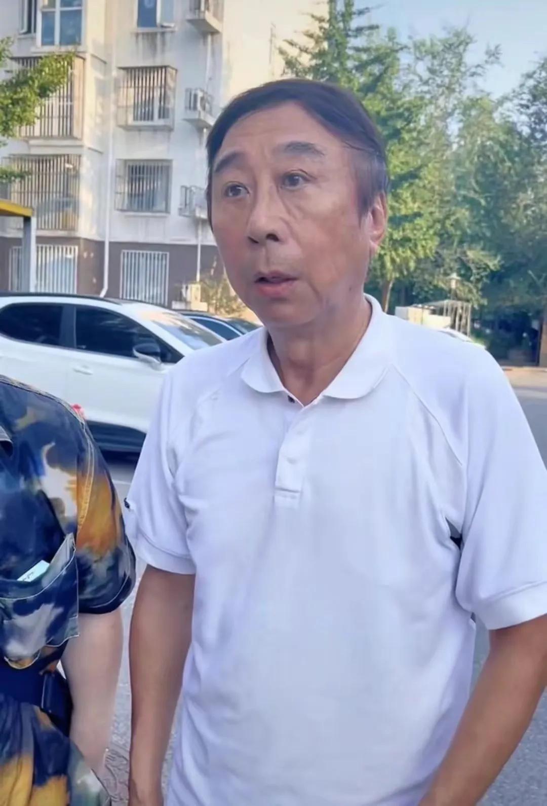 老艺术家冯巩，引发热议！

8月18日，已经很久没有出现的老艺术家冯巩，突然高调