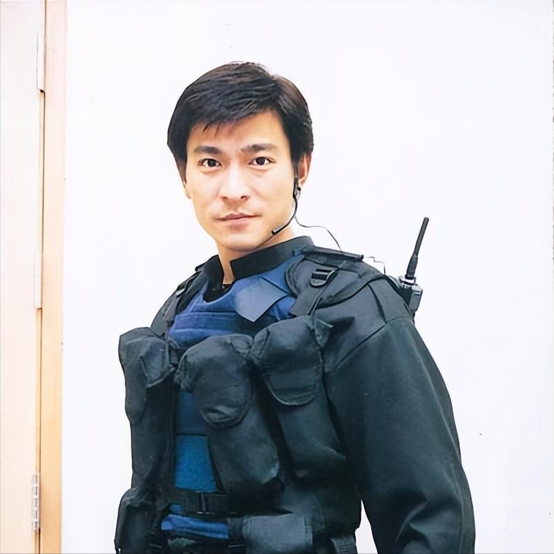 华仔出道几十年，不但人长得帅，戏还演得好，再加上勤奋与努力，堪称娱乐圈的楷模，至