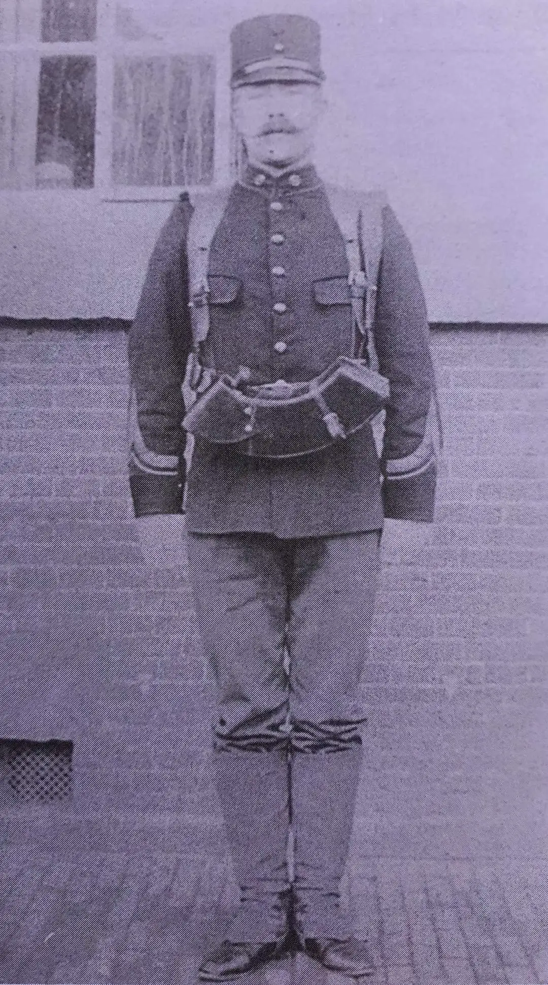 荷兰士兵的麦德森机枪携行具和运输自行车