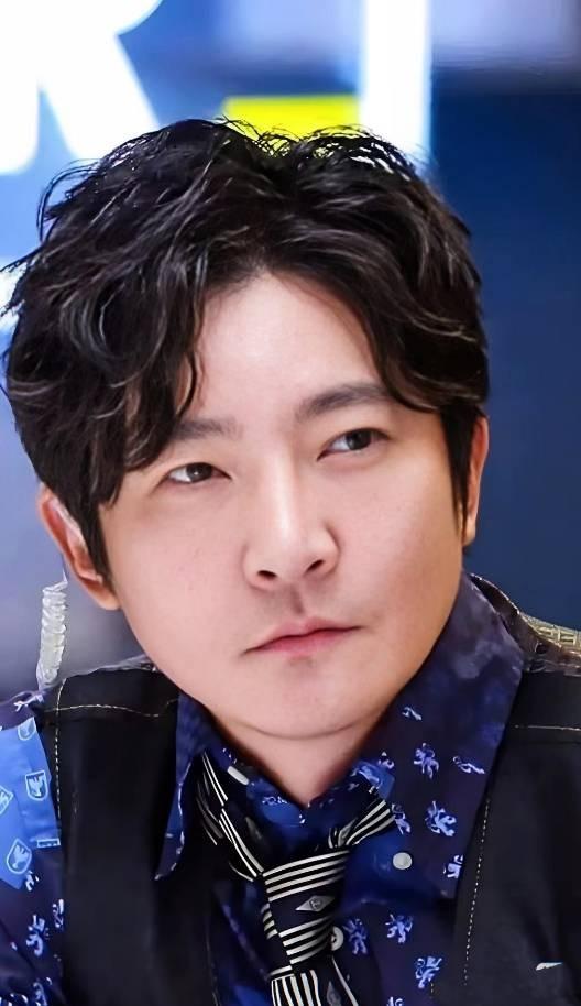 郭京飞那句话，“我挣的钱，全交大姨子管”，听起来像个段子。 
可这真不是玩笑。