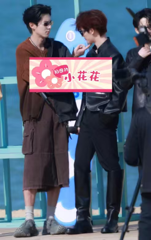 王鹤棣挑丁程鑫的下巴 王鹤棣挑丁程鑫的下巴，这属实有点暧昧了啊