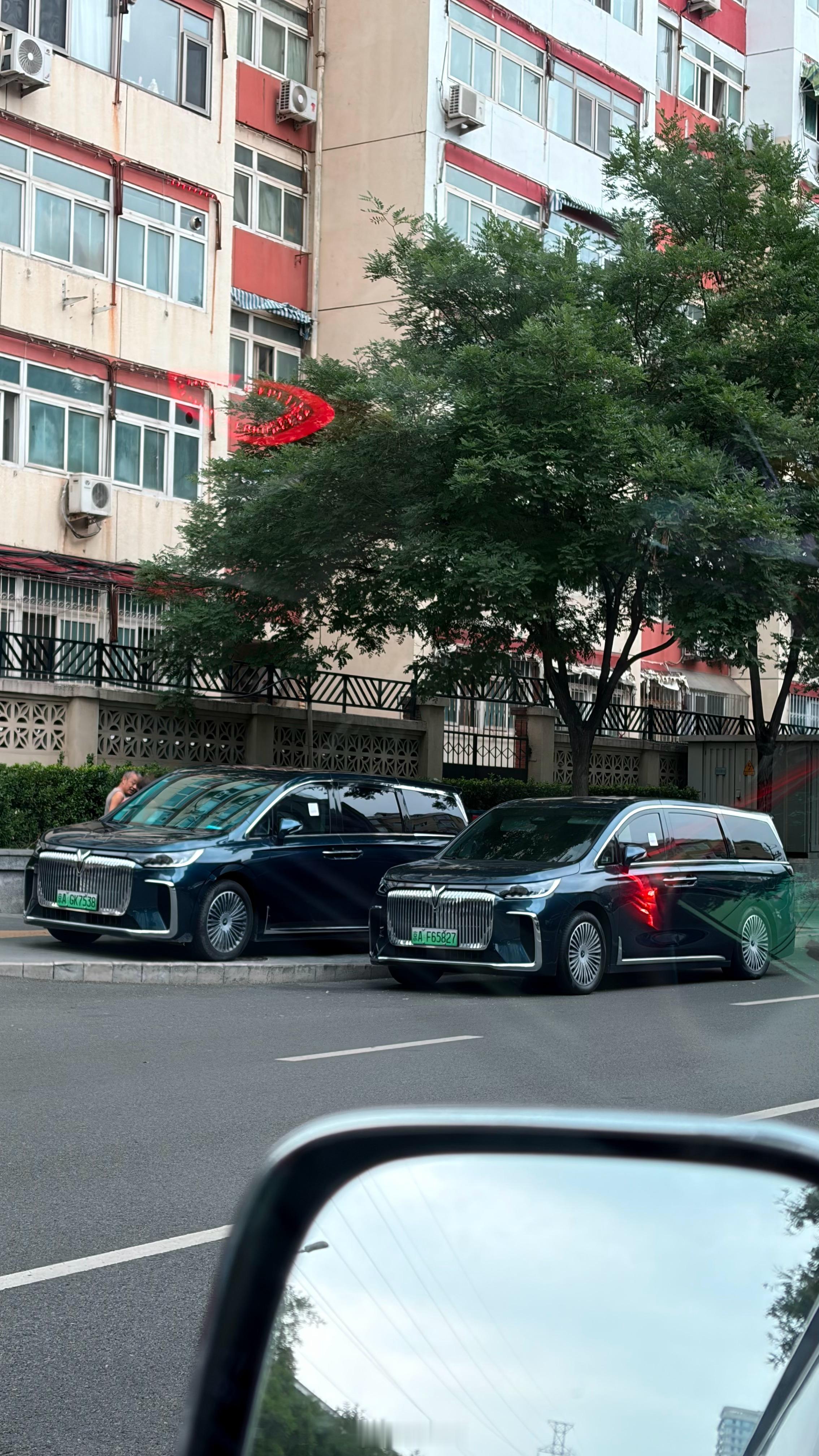 这不会是一个公司的车吧？都被贴了大元日常