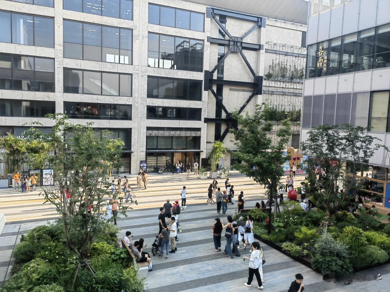 繁华都市中的绿意盎然，现代建筑与自然和谐共存。
