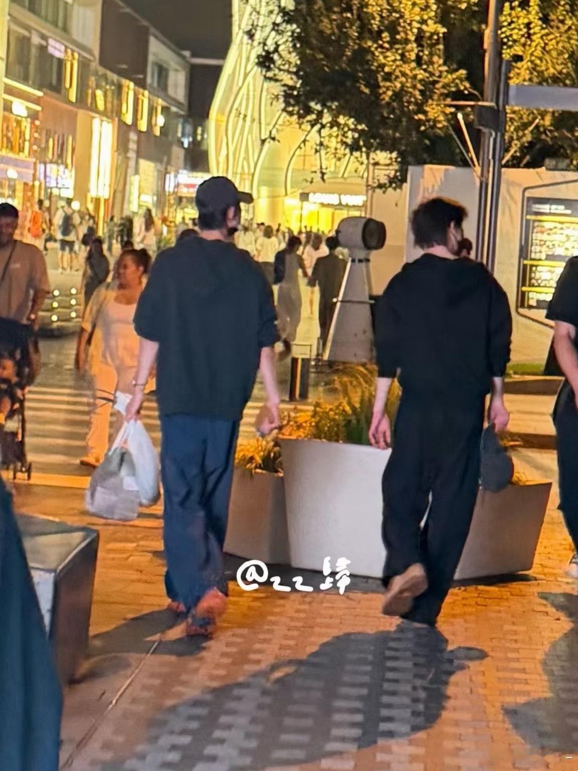 网友在三里屯偶遇丁程鑫，两位这是从白天逛到了晚上哈哈哈，超有安全意识的小丁在意识