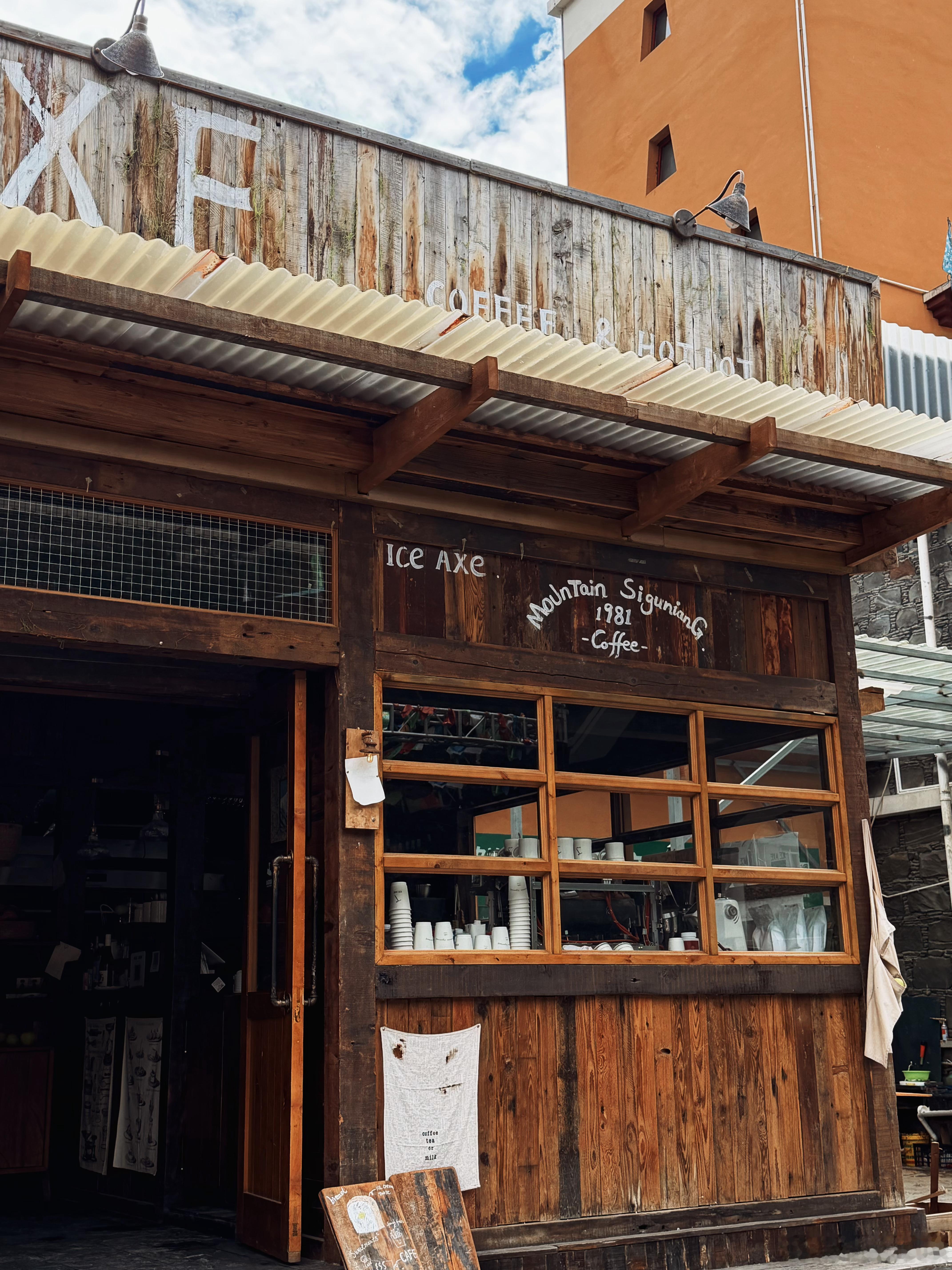 早上好！这家是在四姑娘山镇上的咖啡店有来过的吗？  ​​​