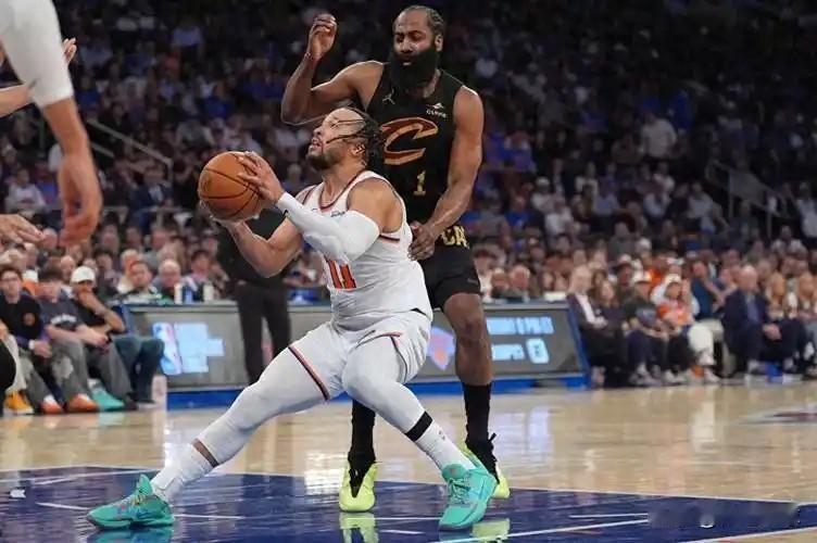 哈登身怀绝技啊

前NBA球员帕森斯近日在一档节目中被问道布伦森更强的左手球员时