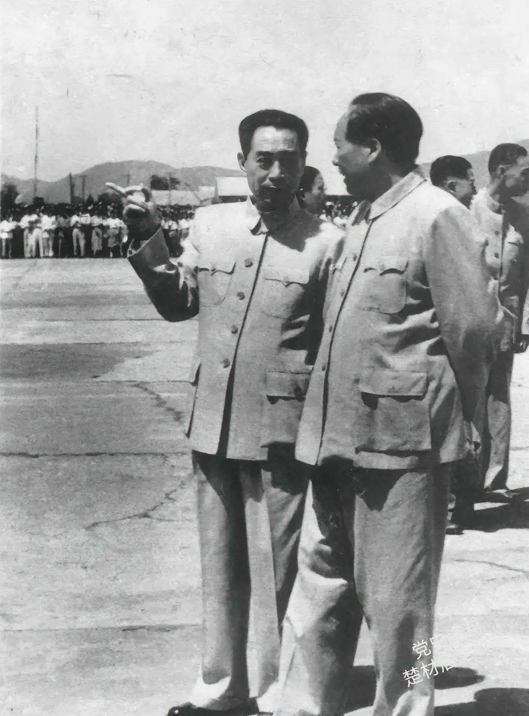 摄影指挥
        1956年10月的一天，北京首都机场，欢送外宾活动。