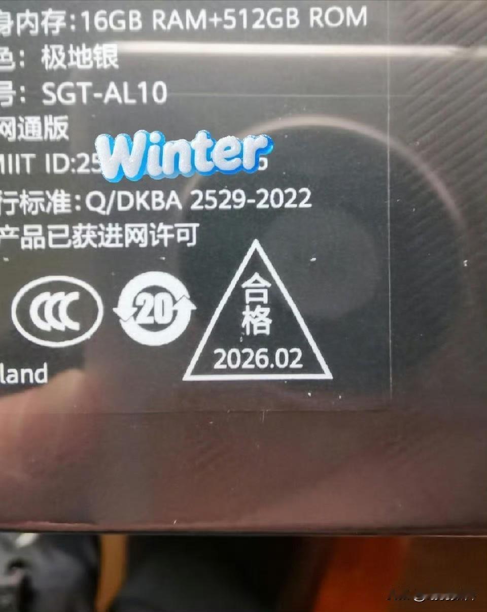 Mate 80 Pro Max现在拿到手的，那收到的可真是全新机。
崭新锃亮，日