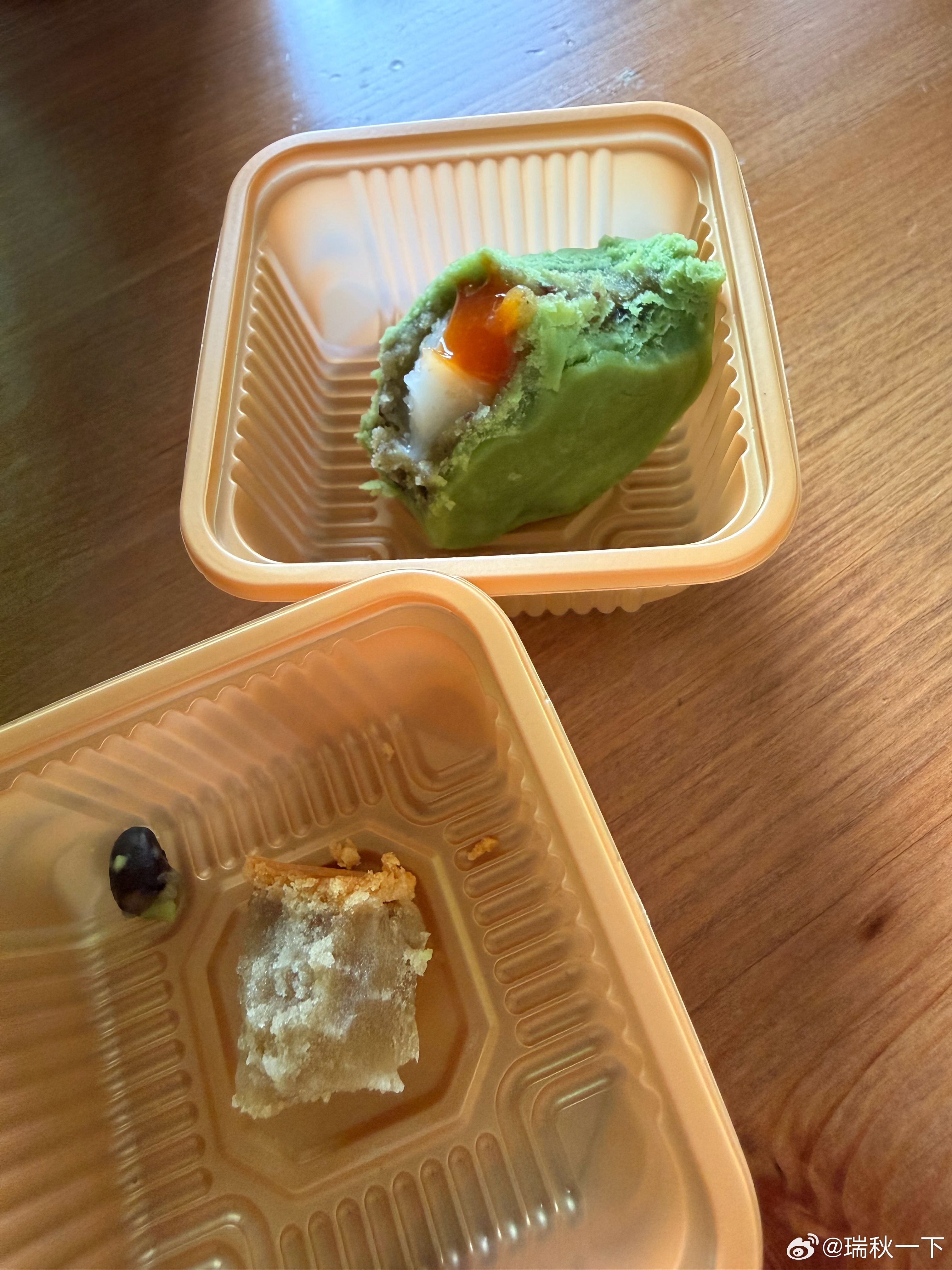 感觉现在的月饼只管做，根本不管食客们的感受。又甜又腻又噎人，不配茶根本吞不下去。