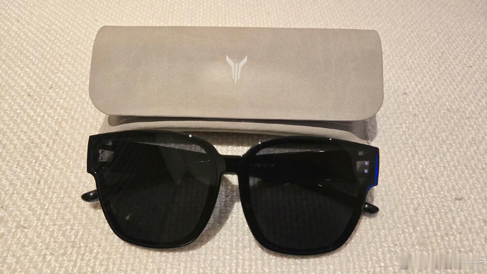 看大家很喜欢岚图的眼镜，我和摄像商量了一下评论到500就把摄像的拿过来给大家抽了