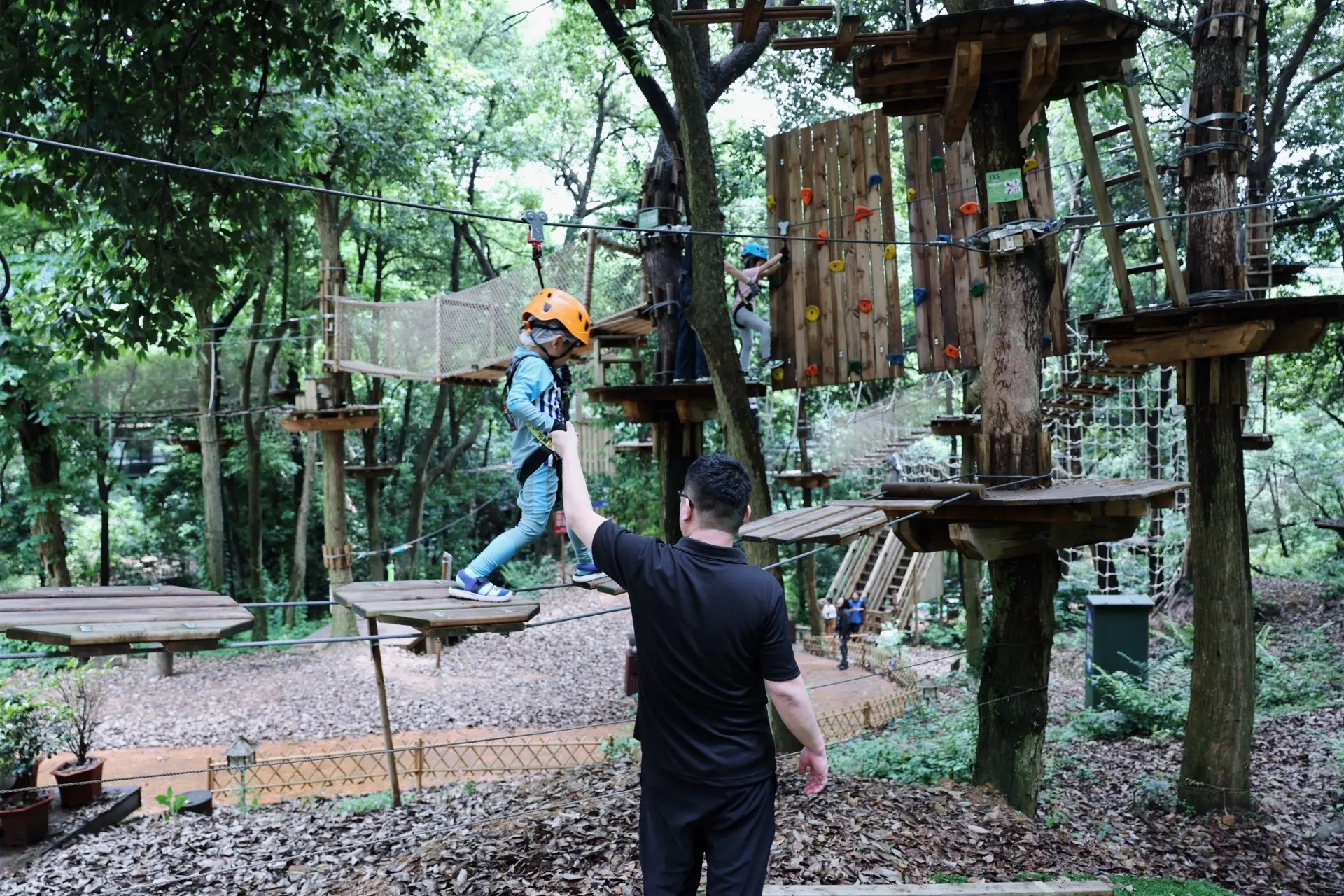 青春到底是哪瞬间消失的，也许是有了孩子，不再打扮，不想出门，没有社交，不再是自己……