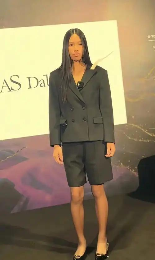 这还是当年那个张庭女儿吗？这分明是张会走路的人民币！当年全网嫌她丑，说她完美绕开