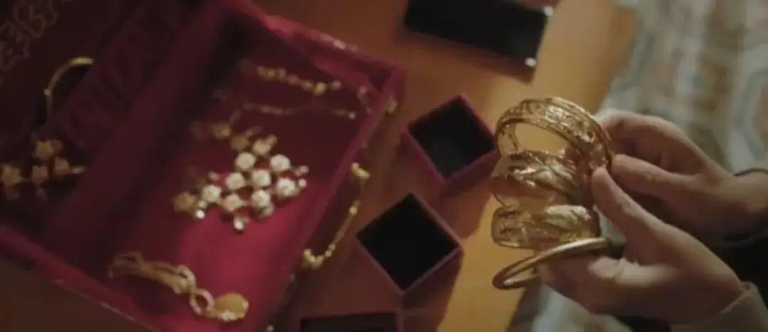 3天暴跌40%！被套牢的中国大妈，悔不当初，专家直言：黄金从来不是避险资产

2