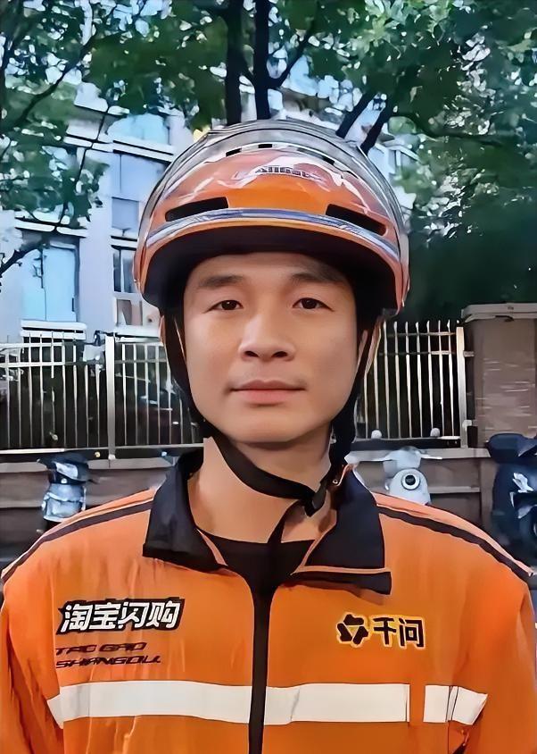 昨天，中央政法委发布见义勇为勇士榜，

上海唯一上榜的，

是个外卖骑手。

4