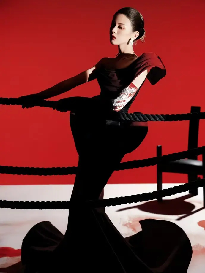 杨超越这造型姿势有点像辛芷蕾，脸拍的又有点像赵露思。 ​​​