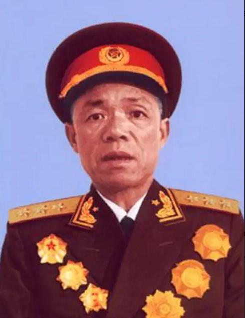 1935年甘肃，军参谋长戴季英集合部队讲话，因讲话时间过长耽误了出发时间，马家军