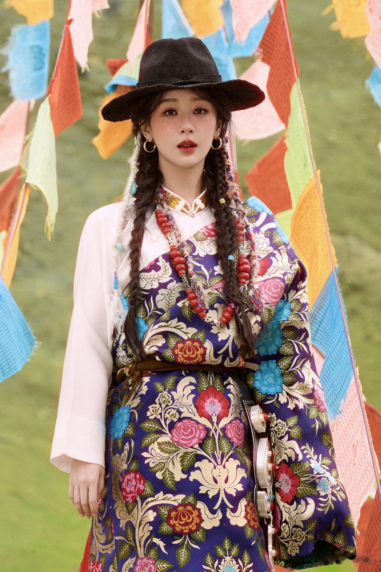 杨紫也回春了，最新造型让人眼前一亮，雀斑妆搭配格桑花藏袍，自带神性，一个充满生命