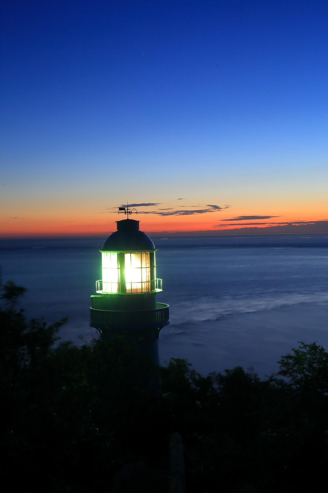 在辽东半岛最南端黄渤海分界处的旅顺老铁山岬，矗立着一座东北地区最著名的灯塔——旅