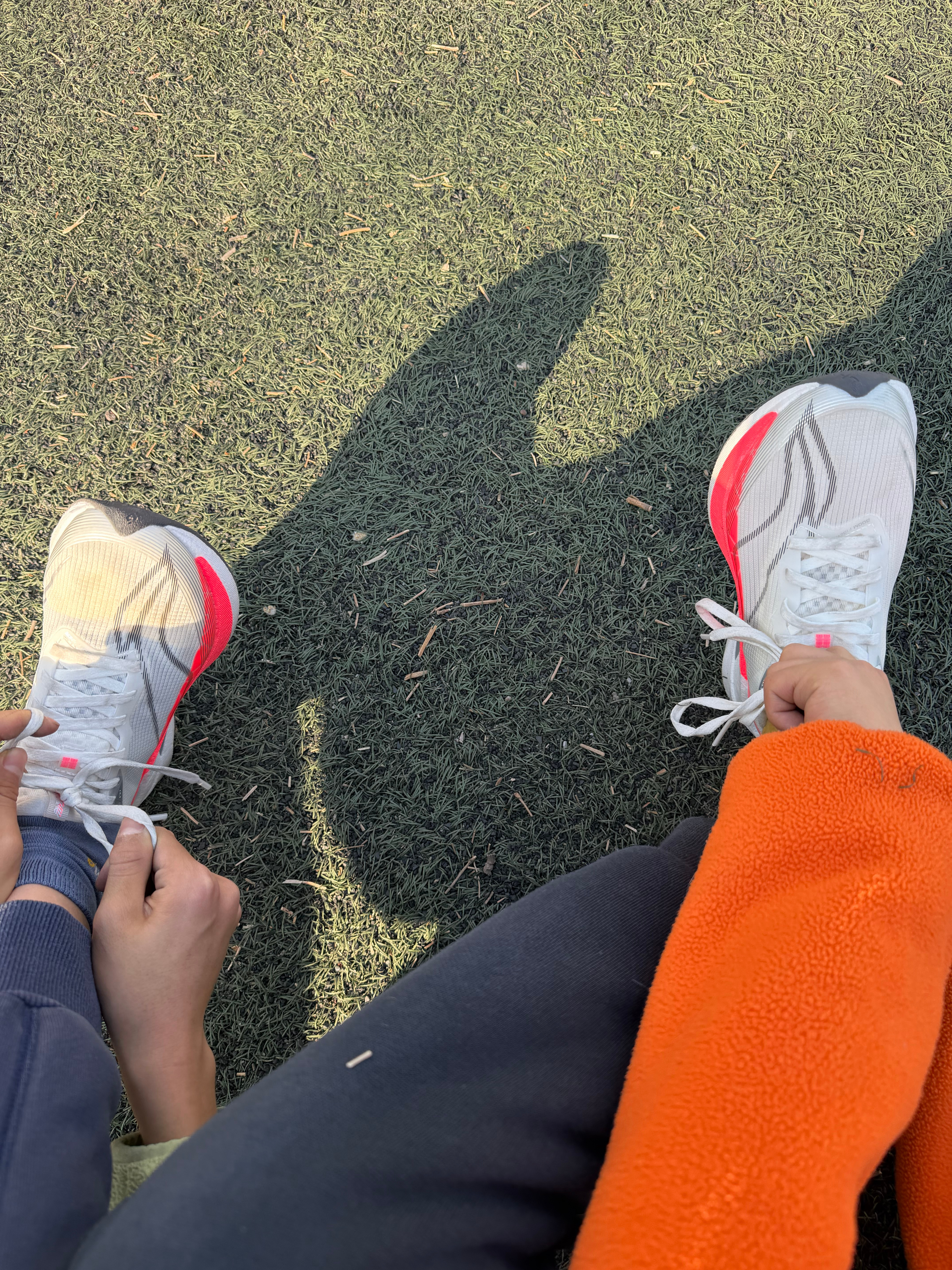 今天天气太好了，我们决定来体育场撒欢儿。穿上李宁赤兔9pro，兄弟俩开始备战开学