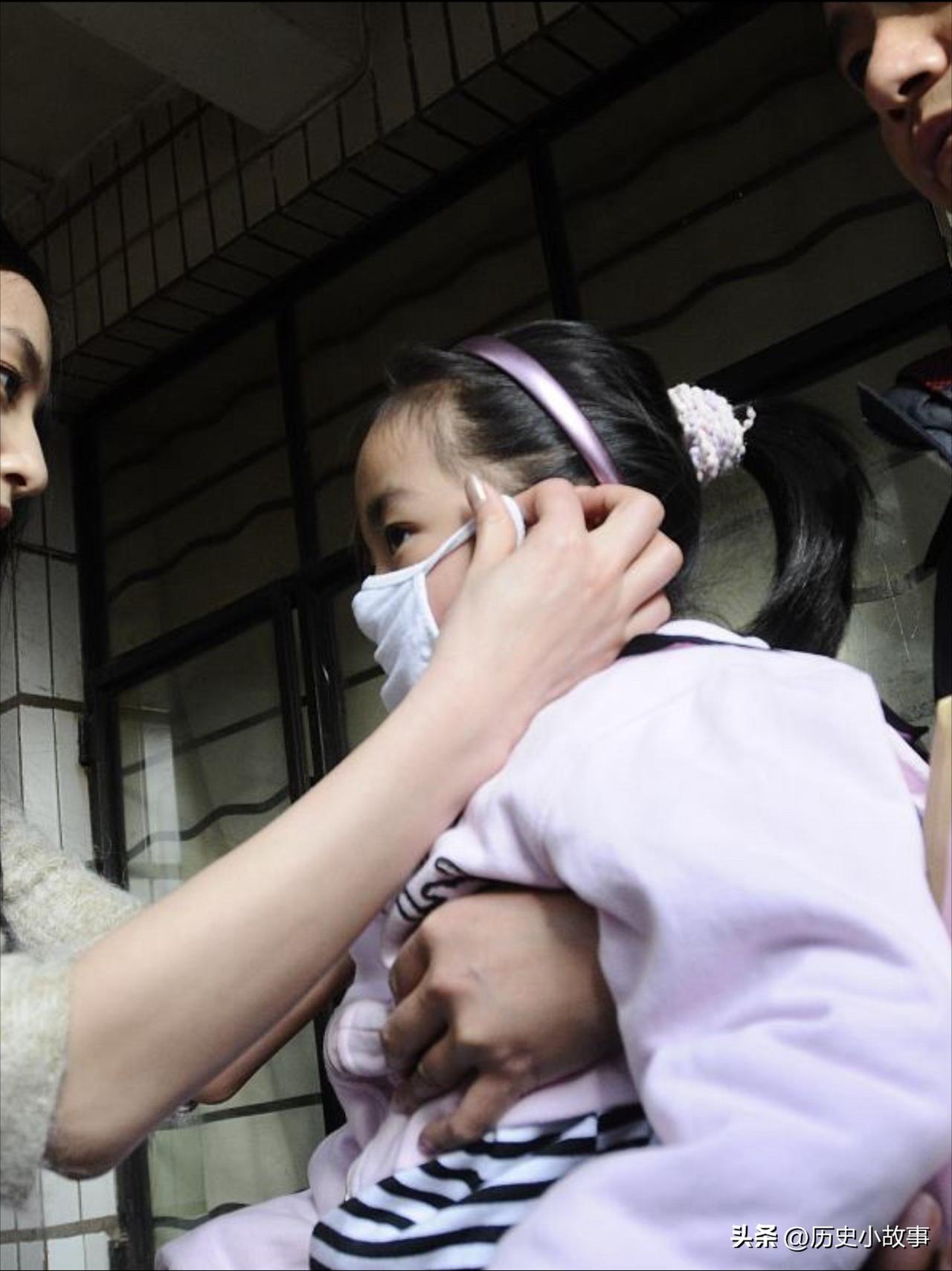 上海一男子领养了一个12岁的盲童女孩，花25万给他治眼睛，谁料女孩眼睛治好后，跪