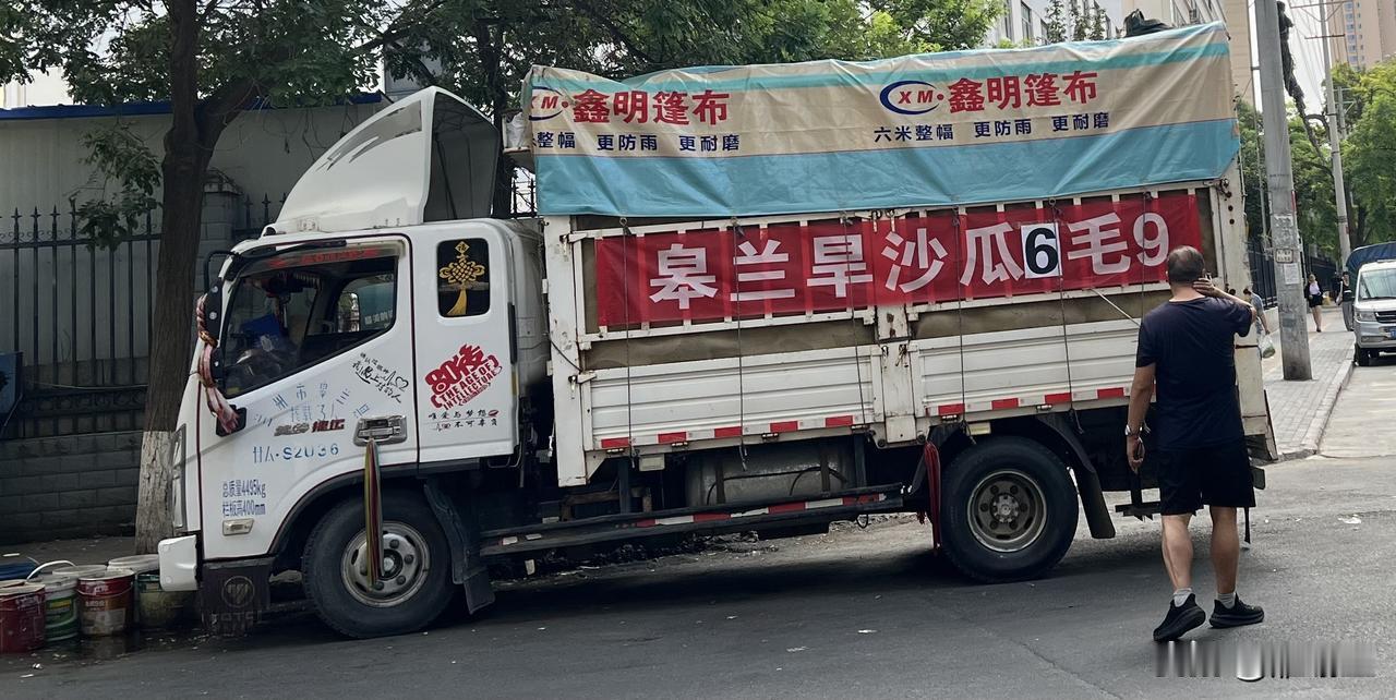 昨天兰州路边摊的西瓜还是0.79元，今天兰州的西瓜0.69元，看来西瓜的价格还在