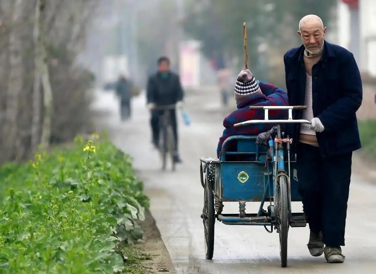 2026年7月落地的社保解绑新政至今已满四周，不少异地养老的退休人员依旧被老旧认