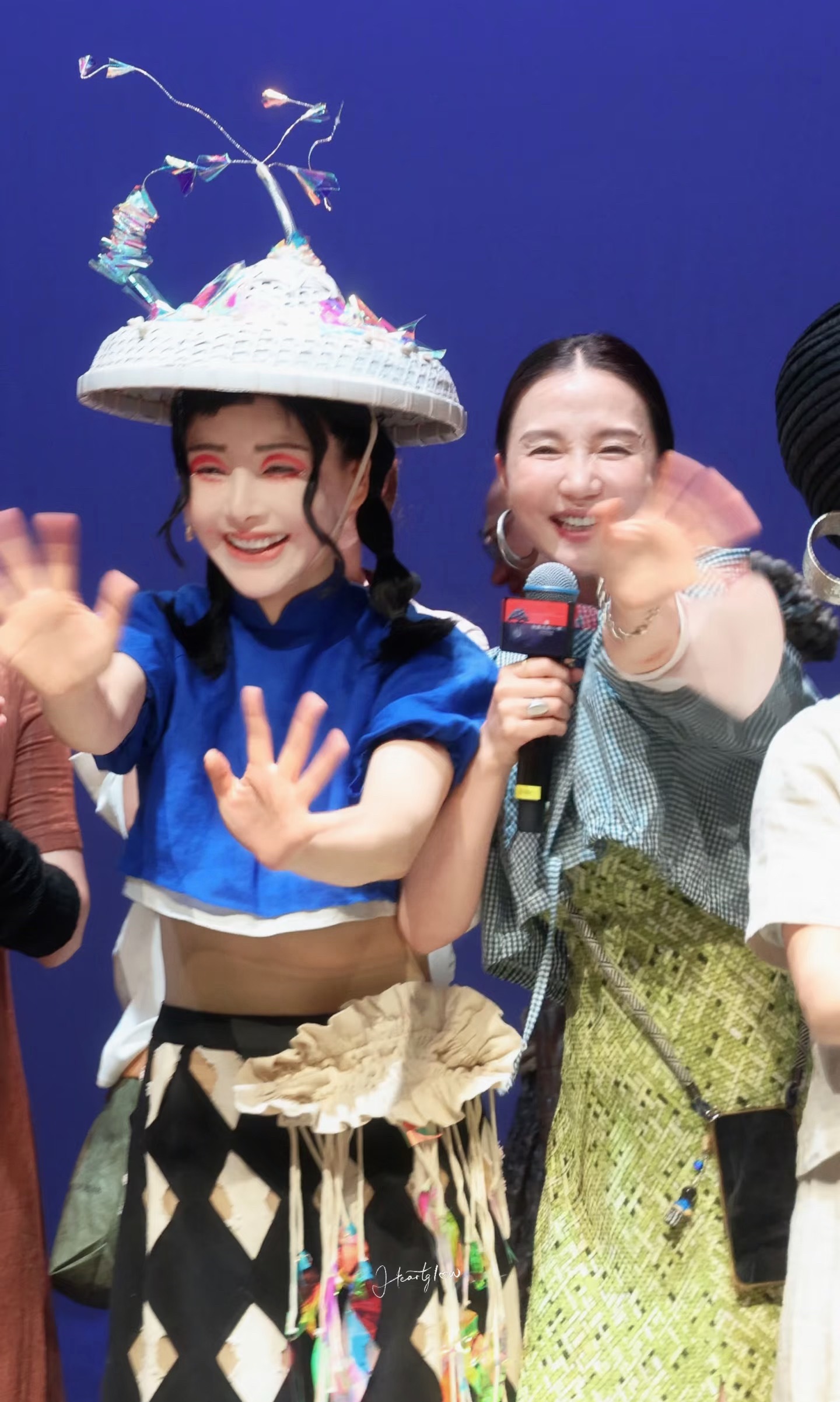林青霞看阿朵音乐剧阿朵演完发现台下有林青霞 舞台上尽情绽放，台下坐着心仪前辈，氛