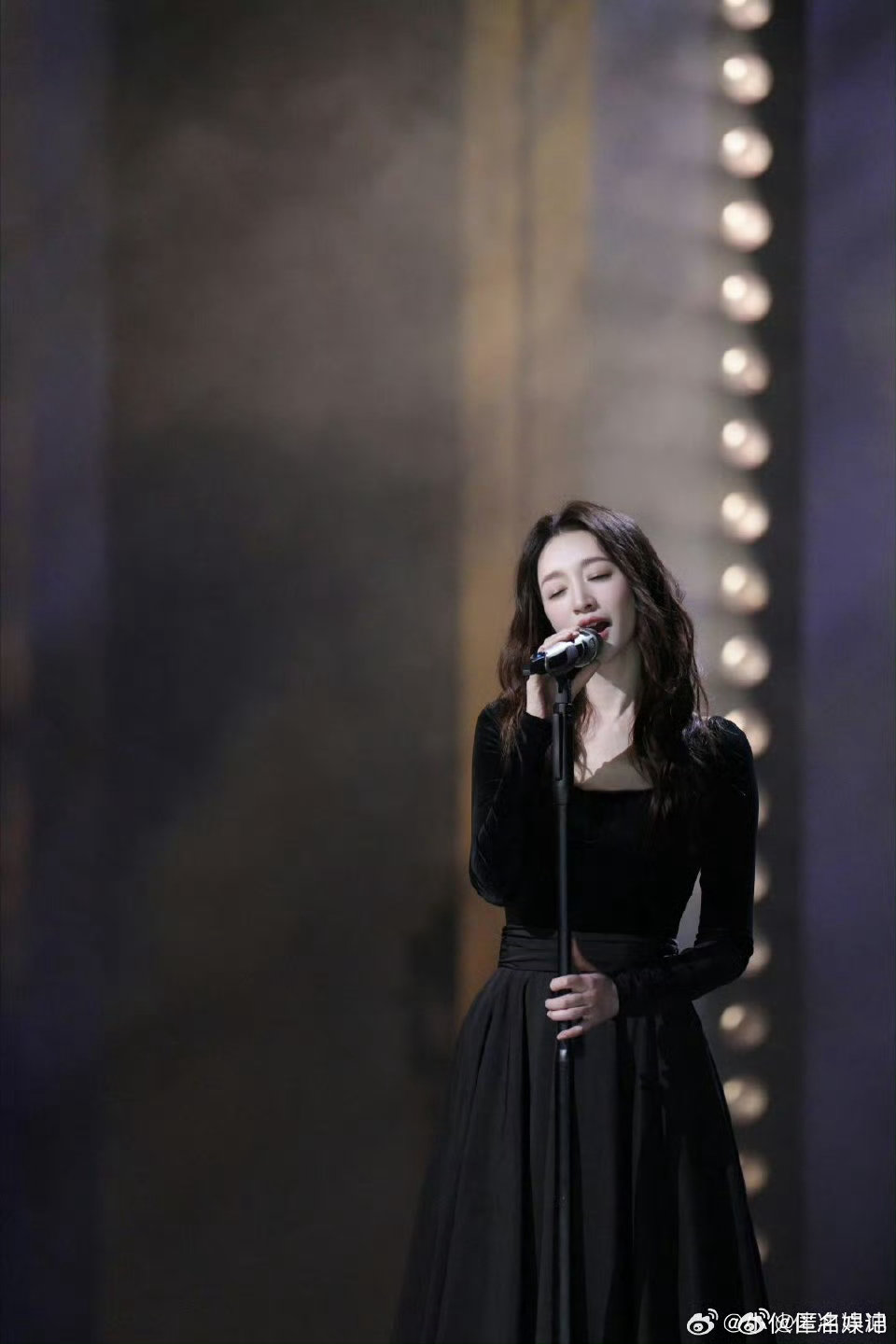 谢娜李小冉亲了 相互扶持，彼此温暖，谢娜和李小冉的友情在时光中愈发醇厚。一个亲吻