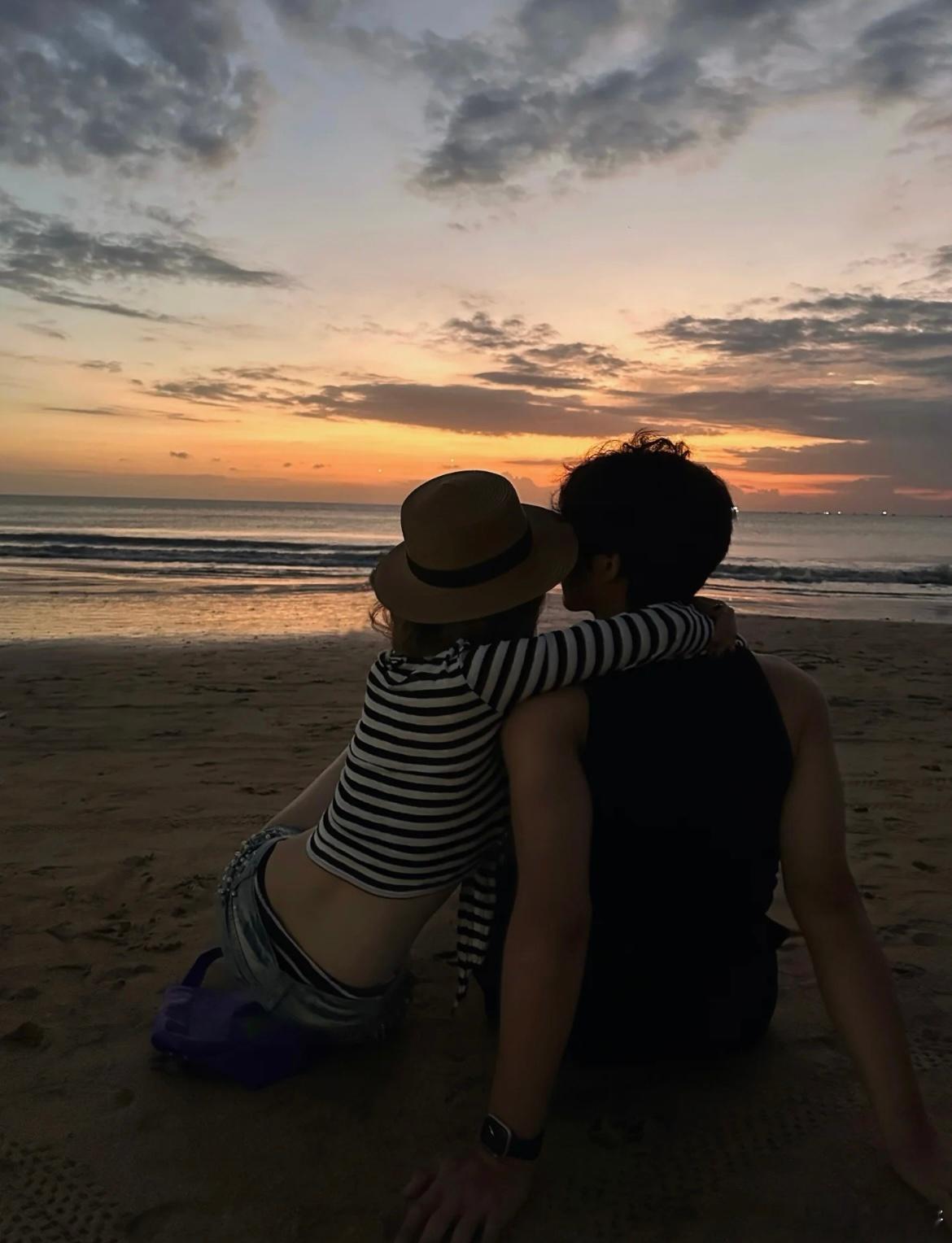 落日余晖我和我的爱人在吹海风 ​​​