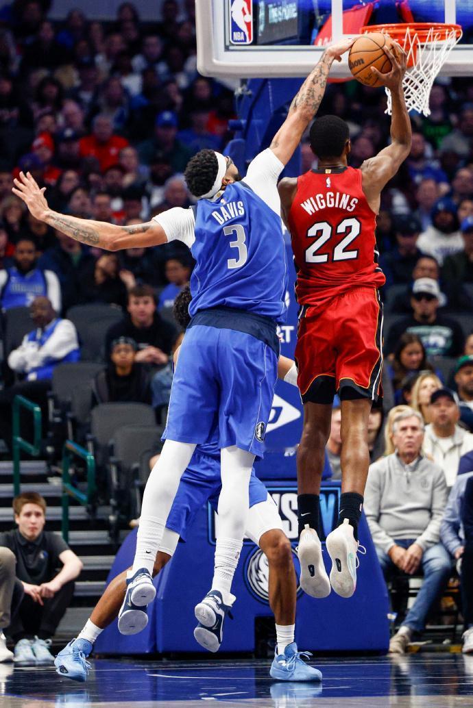 维金斯也是状元天赋，但和浓眉一比，就有点不够看了。

维金斯：身高2米01，体重