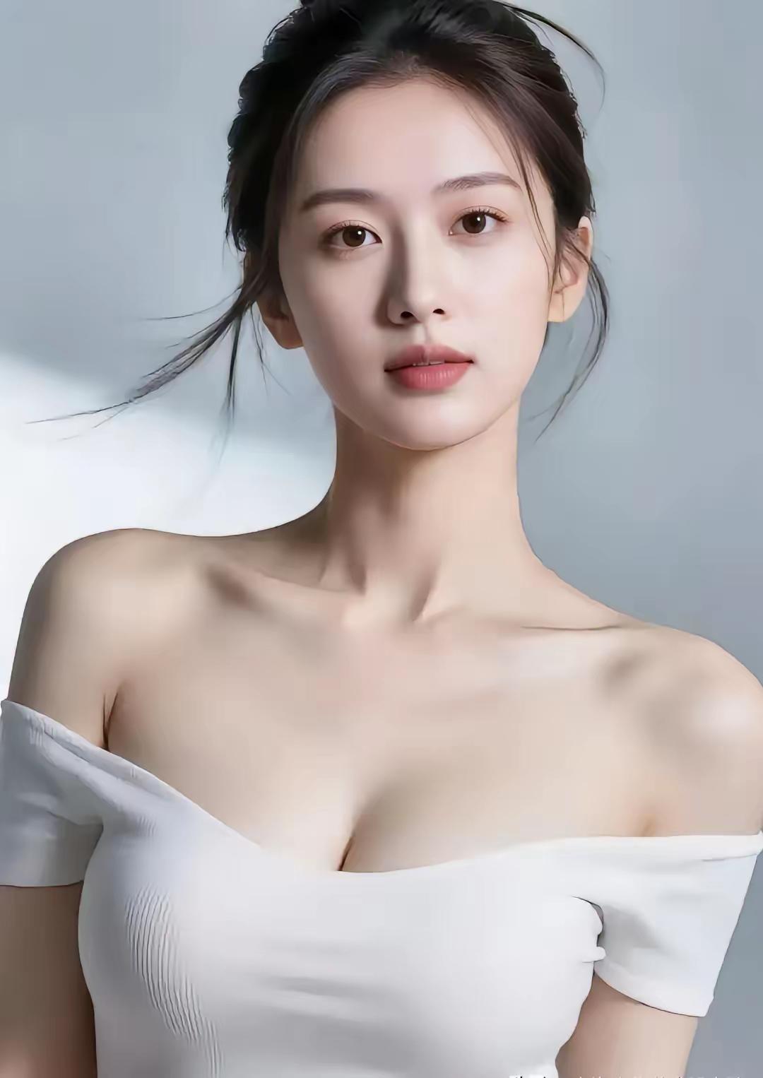 谙知爱恋输矜持，难过相思没顾及。
世事沧桑情左右，用心对待缘来时。