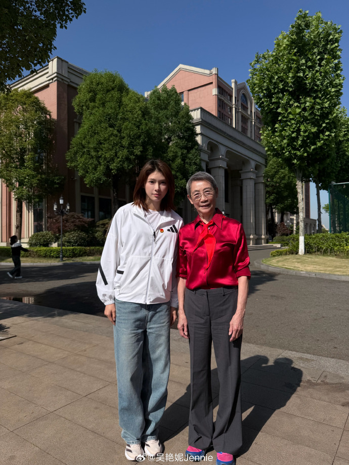 【#吴艳妮追星成功#】#吴艳妮与钱学森学生交流#发文：有幸与三军仪仗队的战士们互