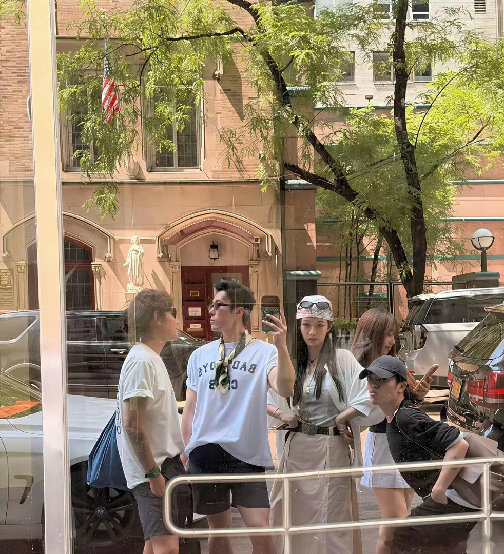 网友偶遇杨紫观战世界杯决赛这酷帅形象很惊艳，真的很有反差感呢。 