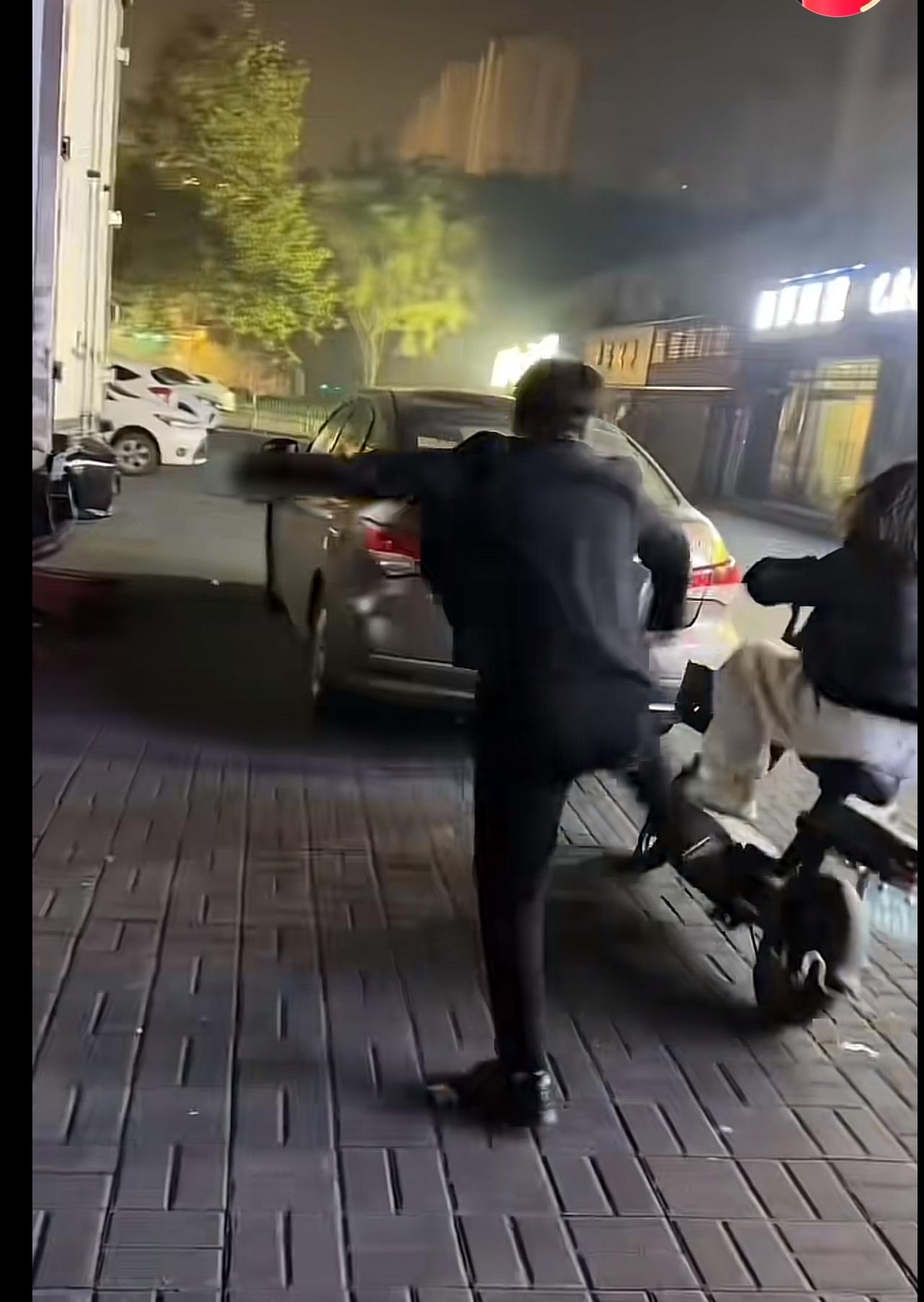 车子重要还是人重要？这一脚给出了答案。

姐姐教妹妹骑电动车，妹妹小心翼翼的骑起