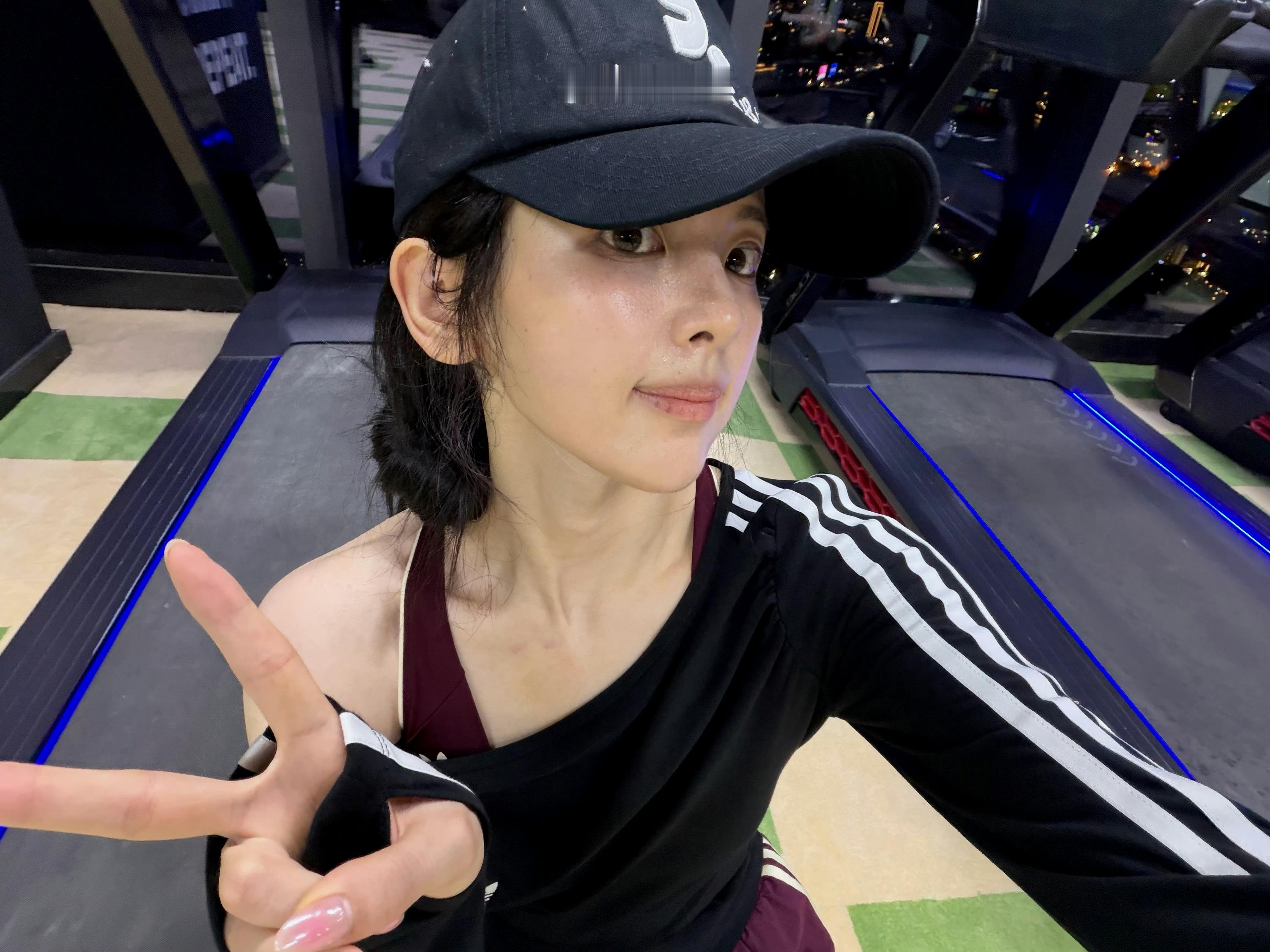 杨超越素颜健身自拍自律的超越[给你小心心] ​​​