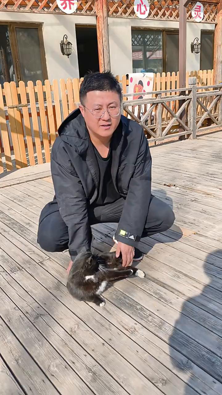 今天来给我家狗洗澡了。看看人家这宠物庄园里边的小黑猫，多漂亮。后边带着一双小白手