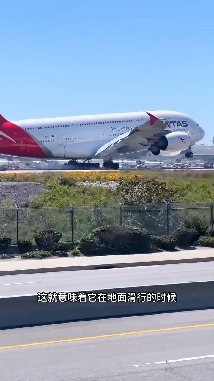 你知道为什么很多的机场都不允许空客A380降落吗？其实原因也是非常的简单明了，那