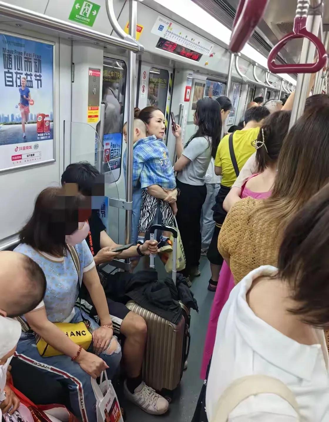 近日，有网友吐槽在广州地铁上，有个抱着小孩的妇女进站后没位坐，而一直抱着小孩站在