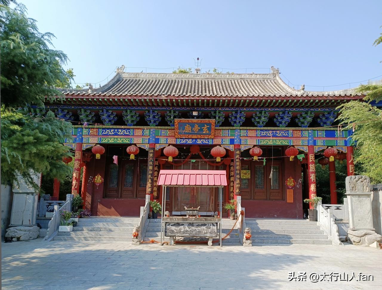 飞檐叠翠，丹柱悬灯；玄帝古殿，静立于晴光之中，静谧安然，藏一方悠远禅意。
（图片