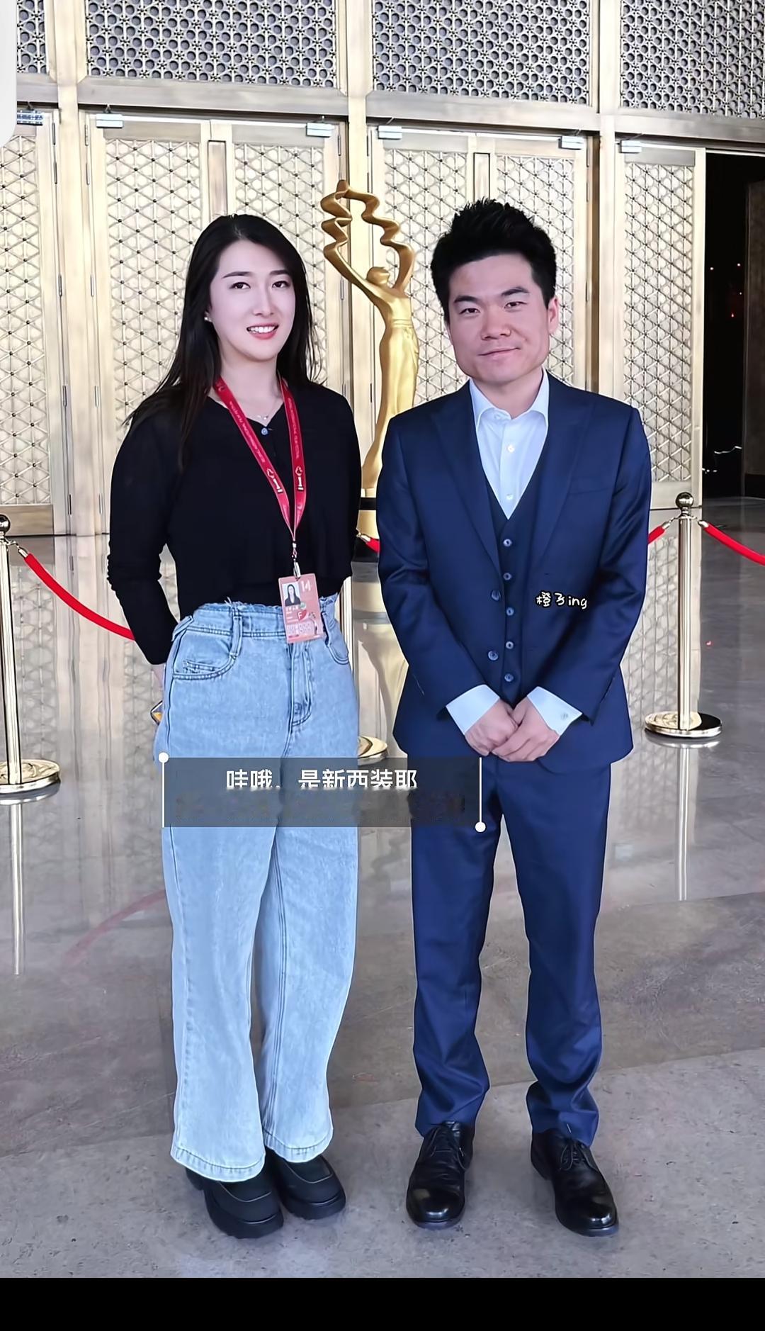 宇辉又被迫营业了，一脸的紧张表情。[捂脸]

眼尖的网友们发现了，宇辉换上了新西