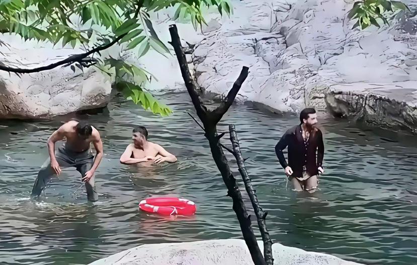 三名印度人竟在庐山“脱衣泡澡”！
​三名印度游客在庐山石门涧景区，带着肥皂去那里