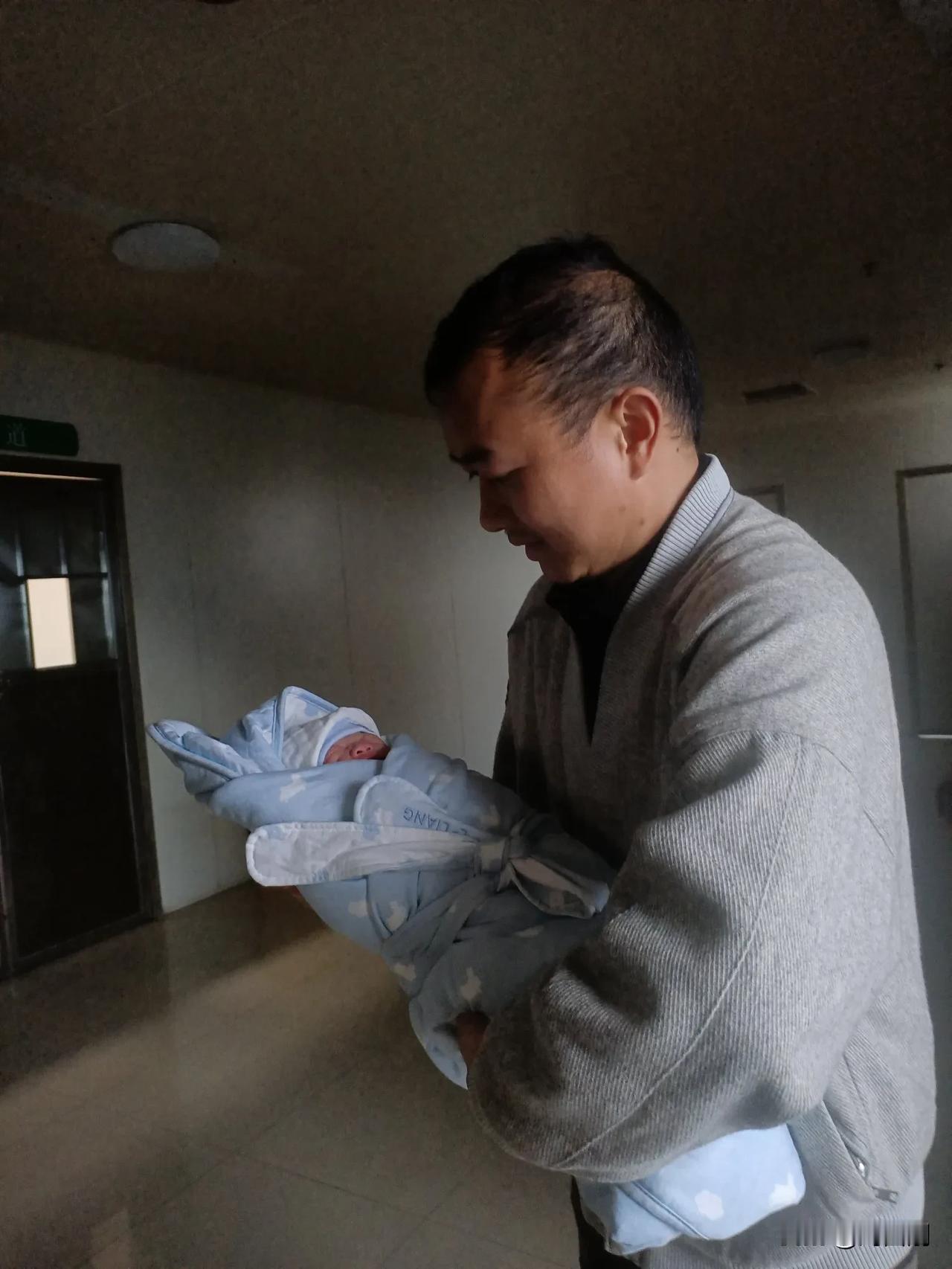 鹧鸪天·贺石波石柳薇弄璋之喜
（2025年4月25日）
吉日良辰紫气微，柳薇波涌