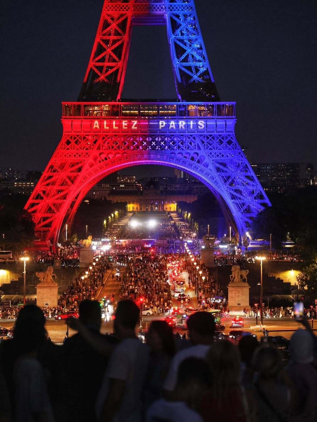这就是红蓝色的巴黎💙❤️决赛前夜，我们再一次把埃菲尔铁塔点亮！ALLEZ PA