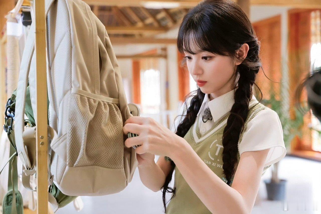 田曦薇黄明昊好抽象的台词好青春的演技轻松自在的表演状态，让观众很容易就代入进校园