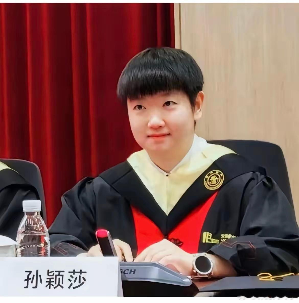 圆头圆脑的大葡萄眼莎莎！交大本科毕业了！即将步入清华研究生的冠军宝宝。莎莎穿毕业
