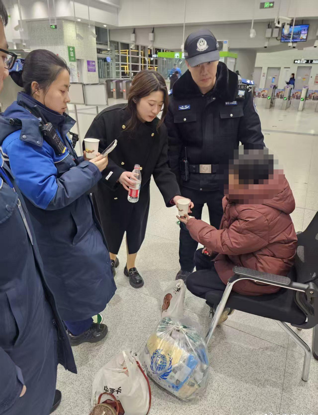 近日，辅警李炳毅、桑宁在地铁生态城站在站厅执行巡逻任务时，发现一位老人独自蹲在通