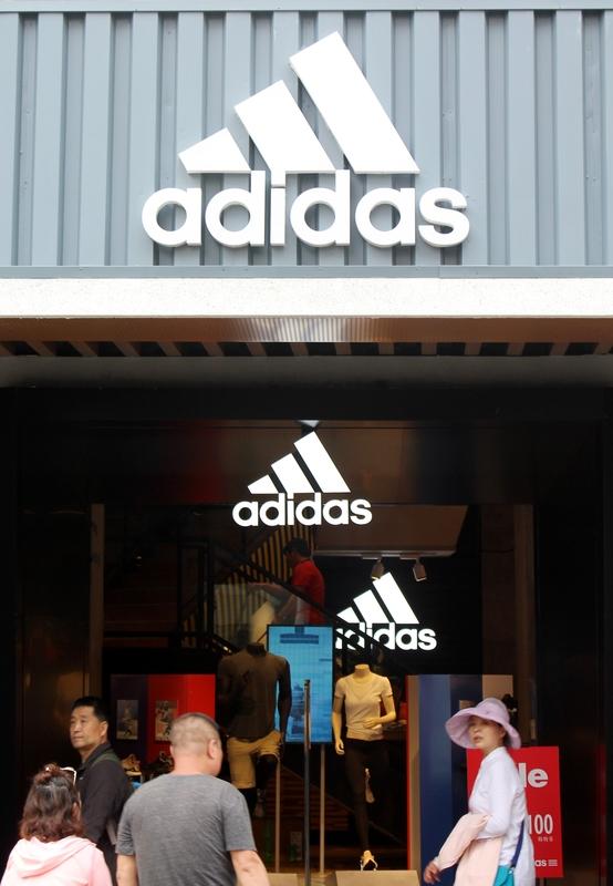 【震惊！女子花1688买阿迪鞋，刚出商场就“崩溃”！店长一句话引爆全网热议：穷鬼