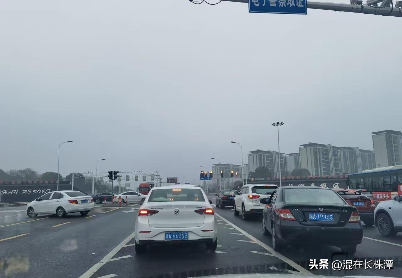 最近开车从长沙走潭州大道去湘潭，发现有些无行人通过的地方，红绿灯都取消了！通行效