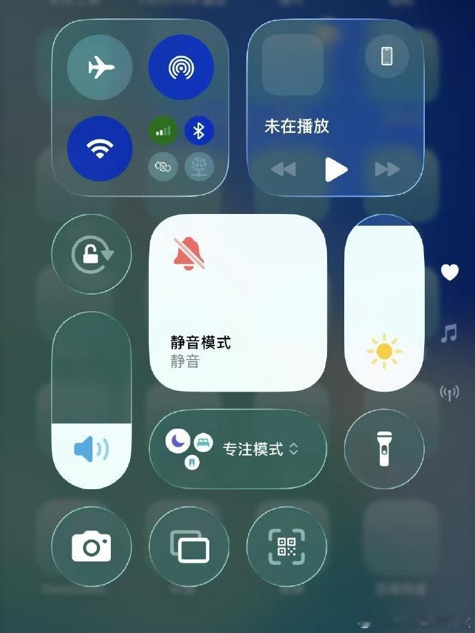 iOS26 丑，系统界面是认真的吗？
这“液态玻璃”设计，图标高光晃眼，控制中心