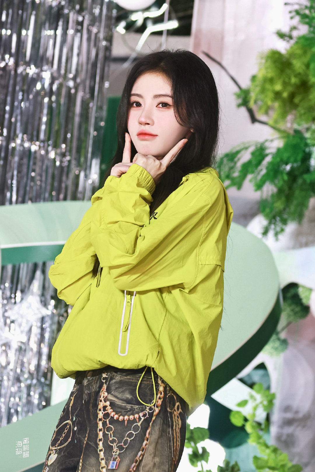 jjy鞠婧祎千香 jjy鞠婧祎姜黎非 “玫瑰之所以是玫瑰，是风与光的眷顾，更是视